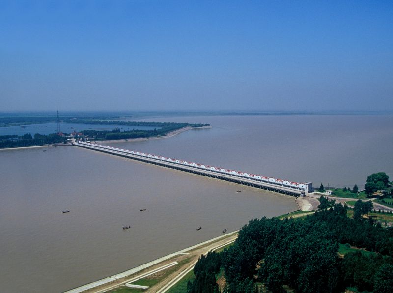 1、三河閘：淮河入江水道重要控制口門，建國初期我國自行設計和施工的大型水閘，共63孔，總寬697.75米，，由我公司于1953年7月建成通水；并承擔了其后的歷次加固任務。.jpg